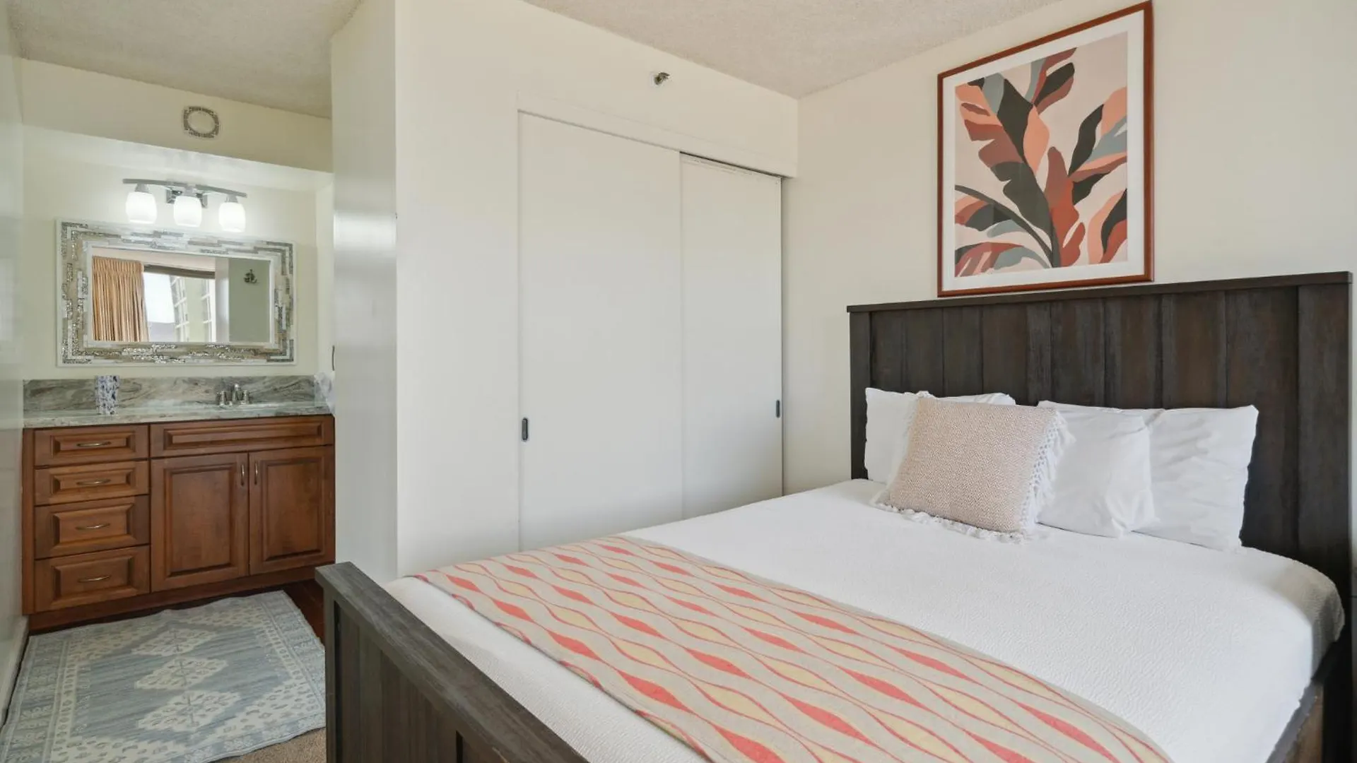 Апартаменты High Floor Oceanview Escape With Full Kitchen - Steps To Waikiki And Diamond Head Views, Free Parking Гонолулу 0*,  США
