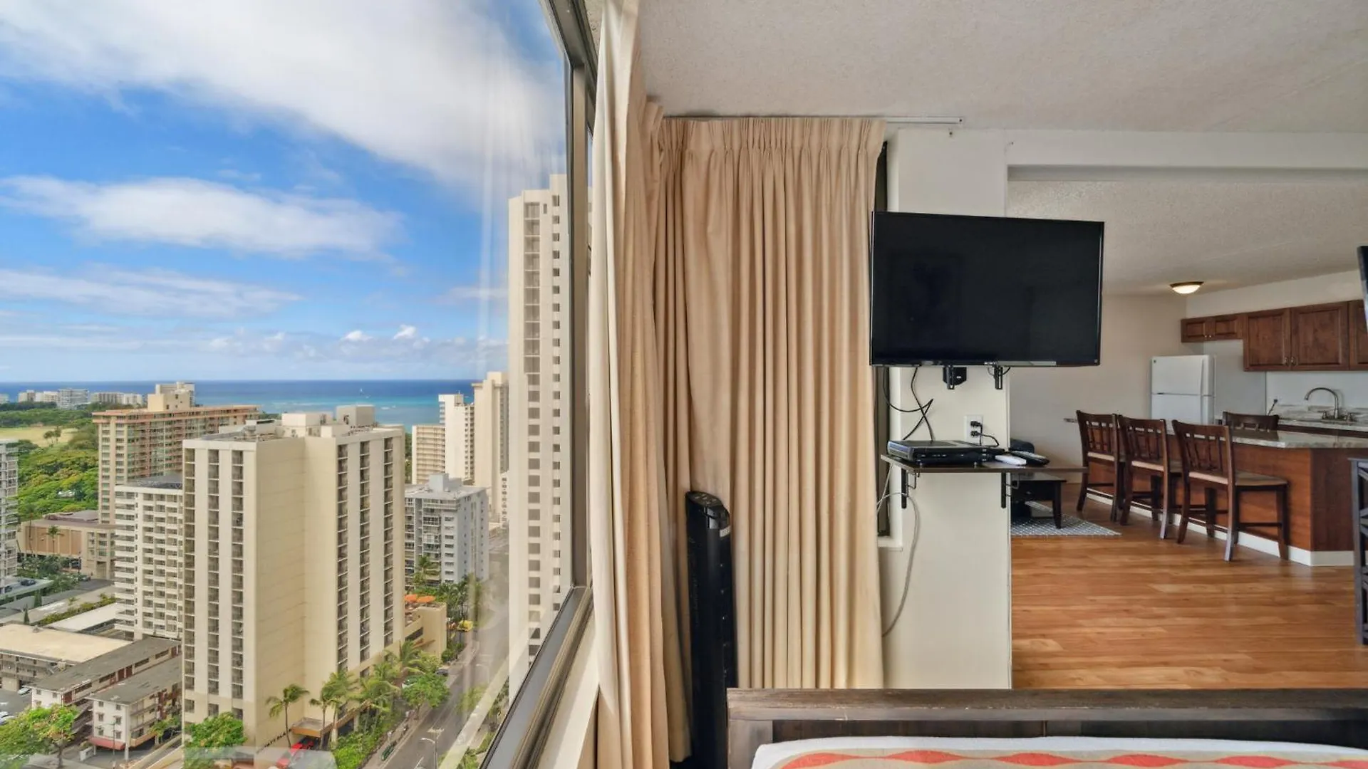 Апартаменты High Floor Oceanview Escape With Full Kitchen - Steps To Waikiki And Diamond Head Views, Free Parking Гонолулу США
