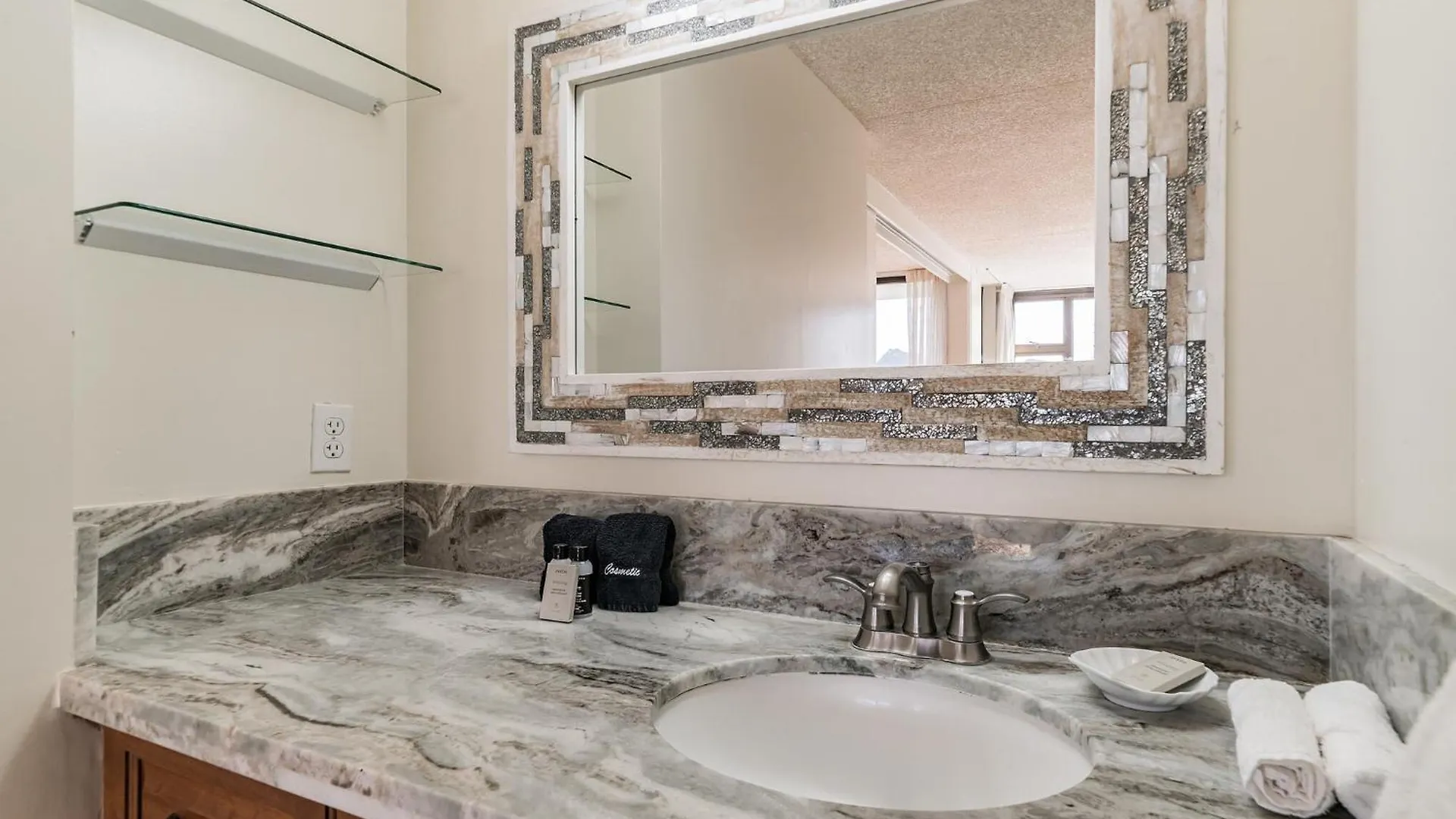 Апартаменты High Floor Oceanview Escape With Full Kitchen - Steps To Waikiki And Diamond Head Views, Free Parking Гонолулу